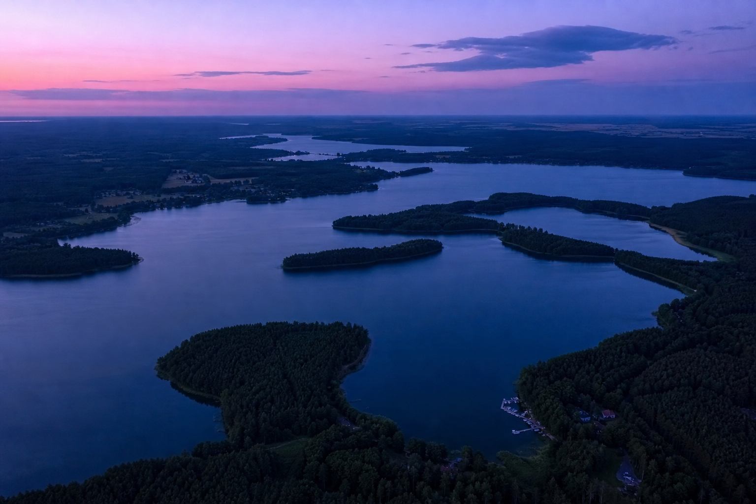 Verbundene Gletscherseen in der Abenddämmerung als Symbol der Fünf-Tage-Route